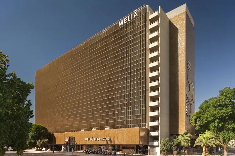 Hotel Meliá Lebreros Sevilla seen from Calle Luis de Morales
